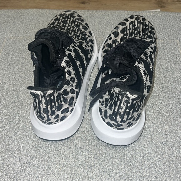 NEW ADIDAS Swift Run - Picture 3 of 3